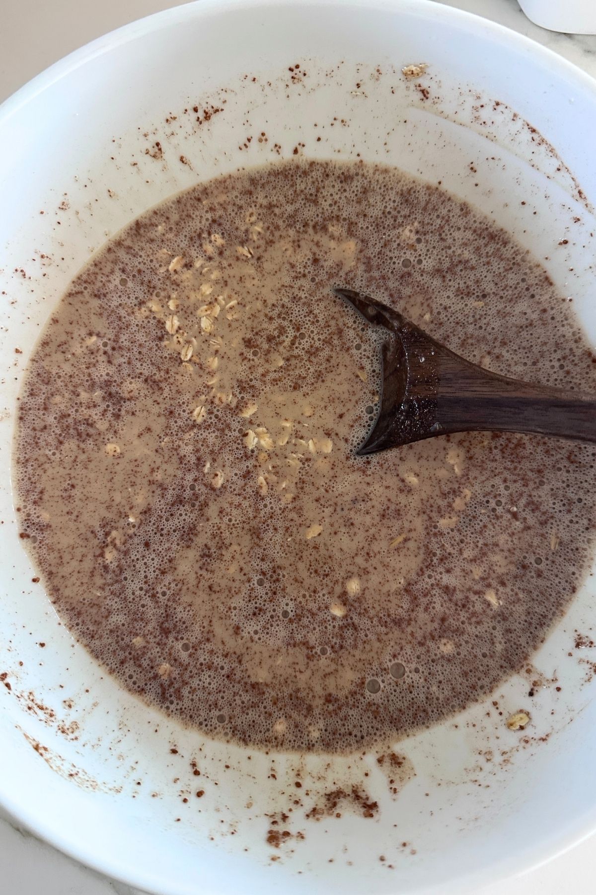 Oats, baking powder, cinnamon, nutmeg, and salt mixed together.